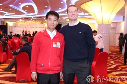 赵瑞麟（左）与脑力锦标赛世界排名第二德国人西蒙