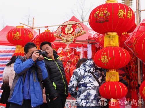 街头多见背着相机的摄影爱好者，记录下红红火火的春节。