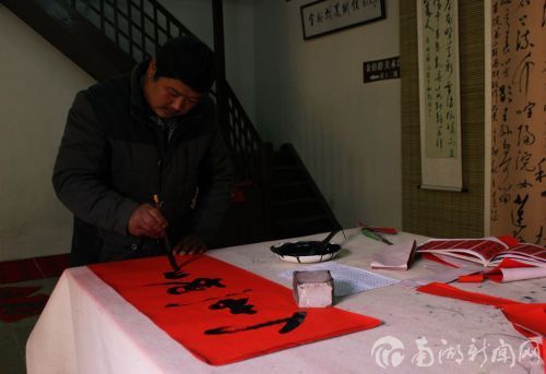窑湾古镇里的民间艺人，坚持数年赠送春联，温暖人心。