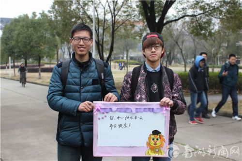 两位男生在鑫巴送祝福留言板上写下了对母亲的祝福，希望远在家乡的妈妈开心快乐每一天