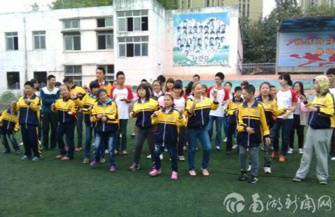 在武汉第一聋校和小朋友做游戏