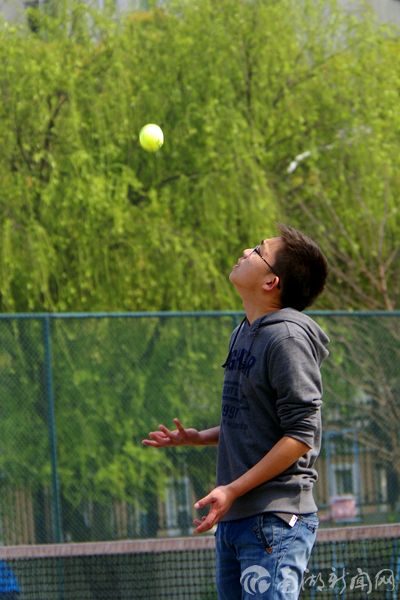 12.网球课上，某同学正在练习抛球