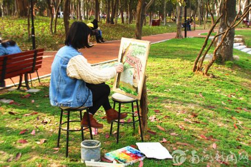 王迪 视传专业的同学正在校内进行艺术创作