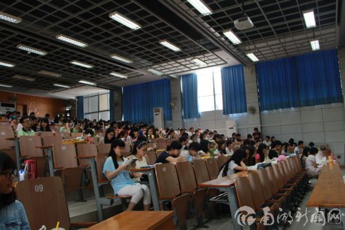 认真学习的学生们