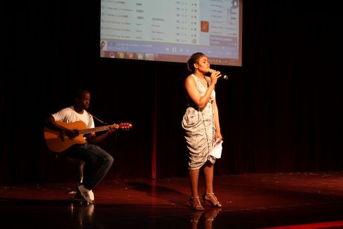 加蓬学生深情演唱