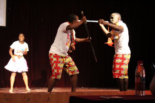非洲的“斗剑舞“