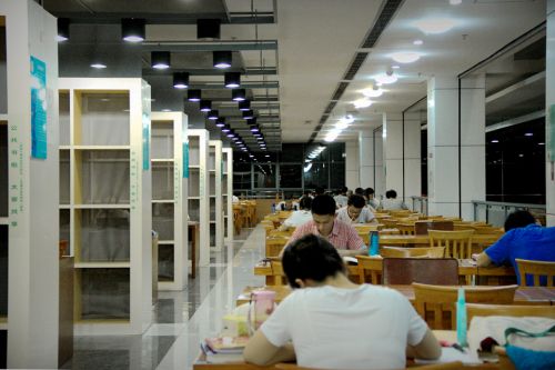 8.假期的夜晚自习在图书馆咖啡走廊上的同学。