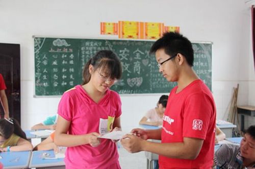 支教团领队高彦峰正在向初二学生送上“情书”