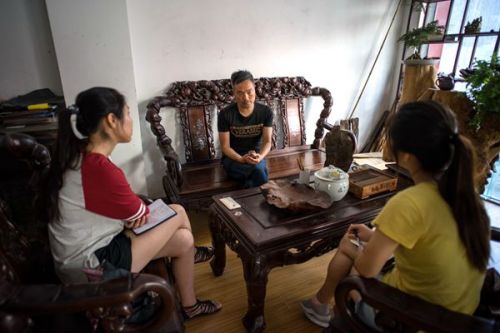 竹雕继承人毛师傅正在接受团队成员的采访