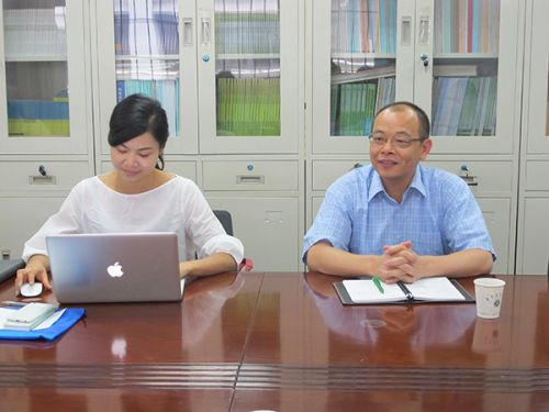 中国农业大学董欣悦博士（左）与联合国粮农组织项目官员陈志军（右）