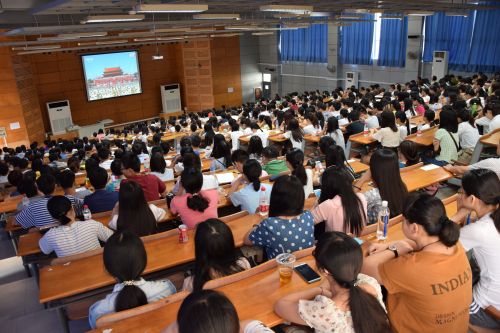 6食科院师生在三教S2报告厅观看直播