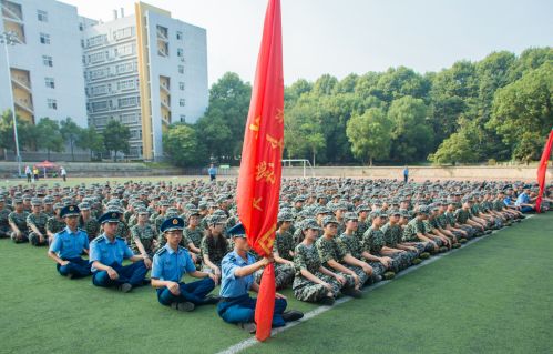 曹译匀，位于上方