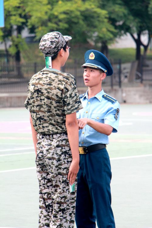 “头要正 颈要直 五指要并拢” 李振