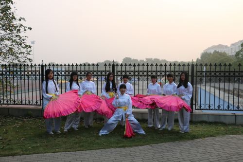 女生们迅速跟随队伍变换成体操队形,由双数排的同学拿下红旗换上扇子