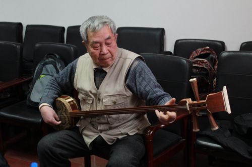 杨成雄老师弹奏三弦琴