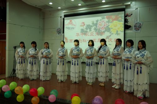 十位女生合唱《梨花颂》 供图李睿昌