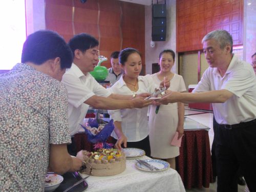 图七：第二届全国青教赛期间，国交为5位寿星老师过了集体生日，送上生日蛋糕、平安果、长寿面