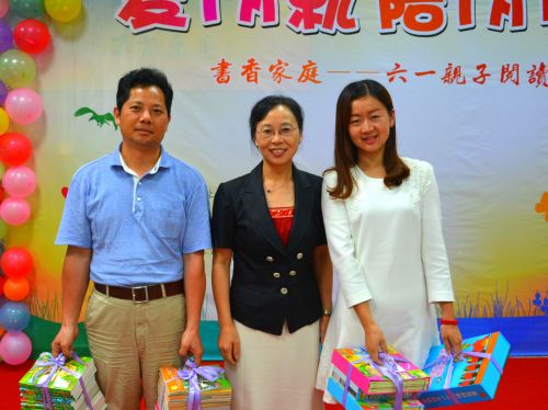 吴平副校长代表校妇委会向附小、幼儿园捐赠图书