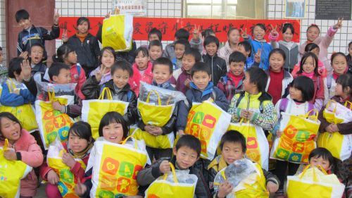 图一：学生们收到了武汉二航局捐赠的一套“暖身行头”