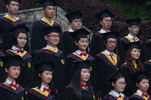 2.咔嚓一声,永久记录下身穿学士服的你们,大学生活从这里结束