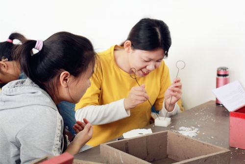 8.工学院砂型铸造比赛参赛选手进行模具雕刻
