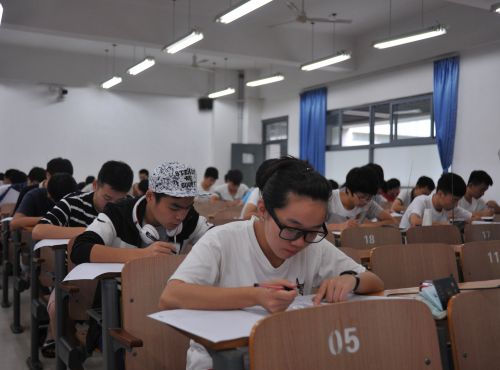 5后面两天时间里，还将有75门课程，15629人次参加考试。