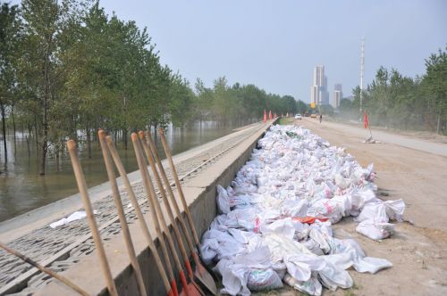 2上周五，根据武汉市防总命令，队员连夜填装了近20吨碎石。_副本