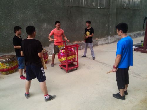 祝教练指导实践队员学习鼓乐（林建新）