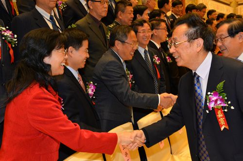 全国人大常委会副委员长陈昌智与金梅林教授握手