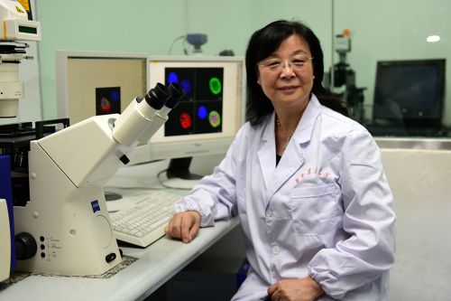 金梅林教授在农业微生物国家重点实验室 记者刘涛摄