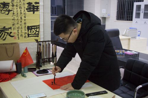 中国传统文化社团秀 同学感受传统书法魅力 刘思颖