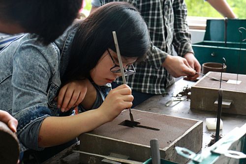 12.工学院首届砂型铸造大赛现场-砂型细节处理（供图：工学院）