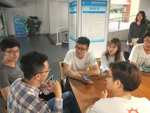 第三届LCP班王书博团队调研华南理工大学创新创业孵化器