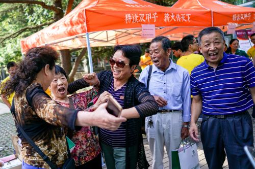 10月1日下午水产学院门口，老校友相见【学通社记者 李烨 摄】