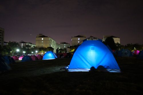10月1日晚四教南侧帐篷露营地，露营灯透过帐篷发出美丽的蓝光【学通社记者 陈滢双 摄】
