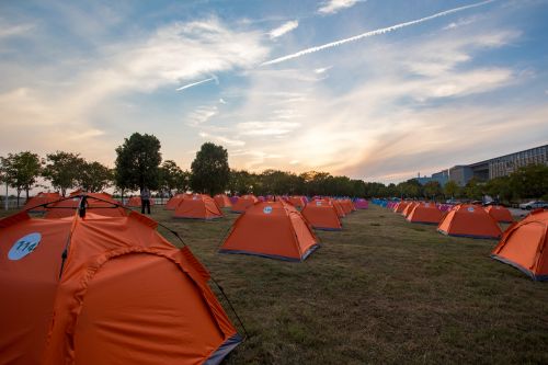 10月1日傍晚四教南侧帐篷露营地，太阳已经融入地平线，露营帐篷将迎来它们的住客【学通社记者 伍儆人 摄】