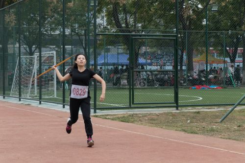 10月19日上午，运动场，运动会女子标枪选手何凤【学通社记者 黎晨聪 摄】