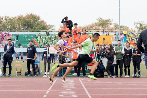 【1200】男子4x100接力赛终点冲线瞬间【学通社记者 王依凡 摄】