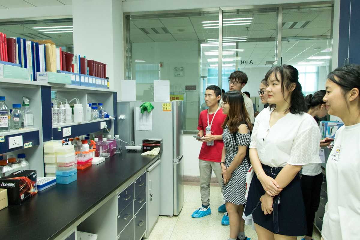 学生代表参观实验室