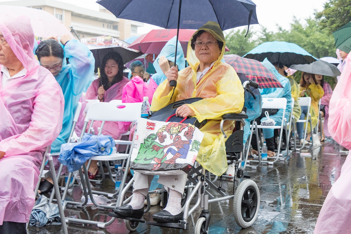 6月22日上午毕业典礼，资环院一位学生的奶奶专程坐轮椅前来【学通社记者 黎晨聪 摄】