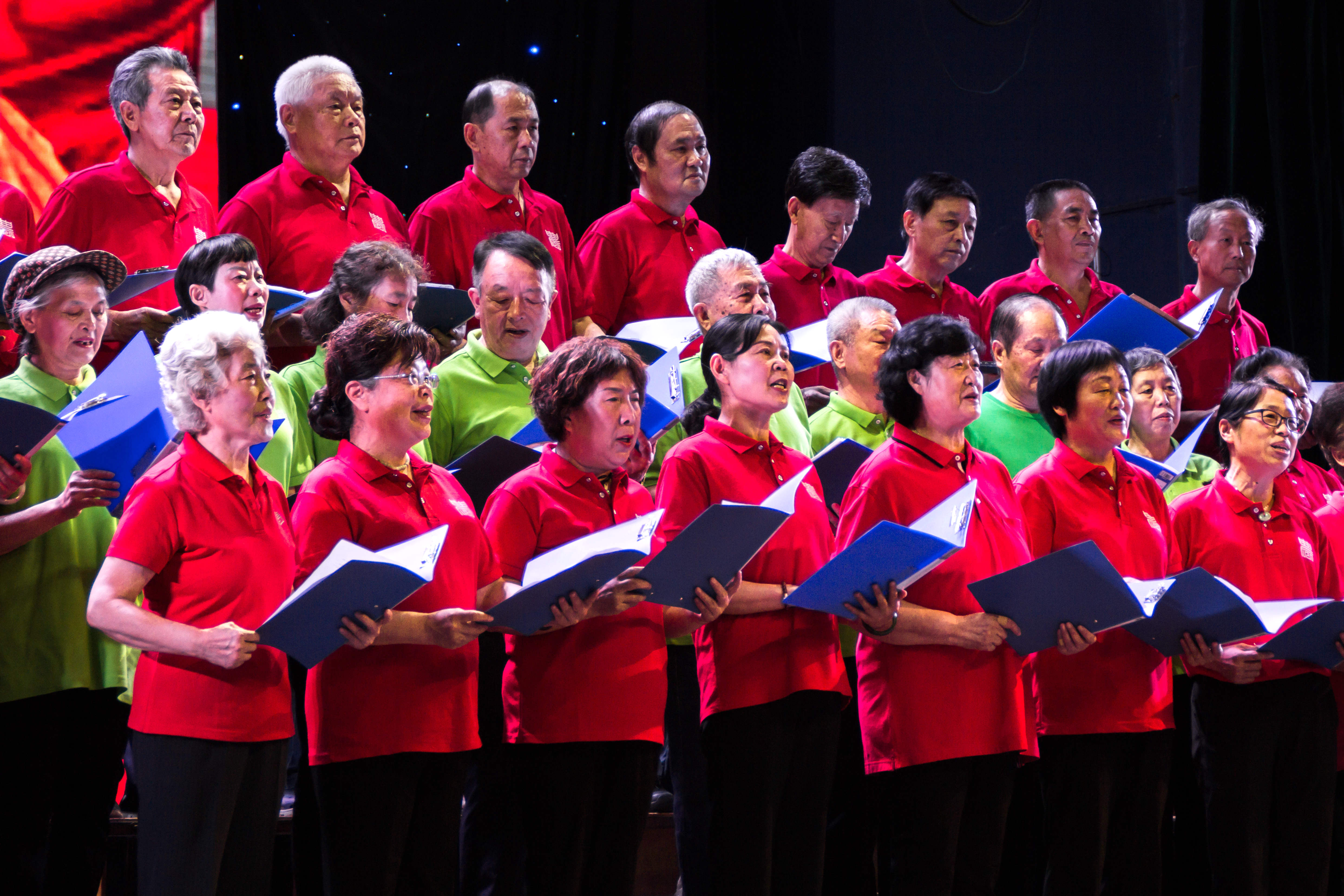党群、行政联队演唱《咱们的领袖毛泽东》和《大中国》【学通社记者 肖倩摄】