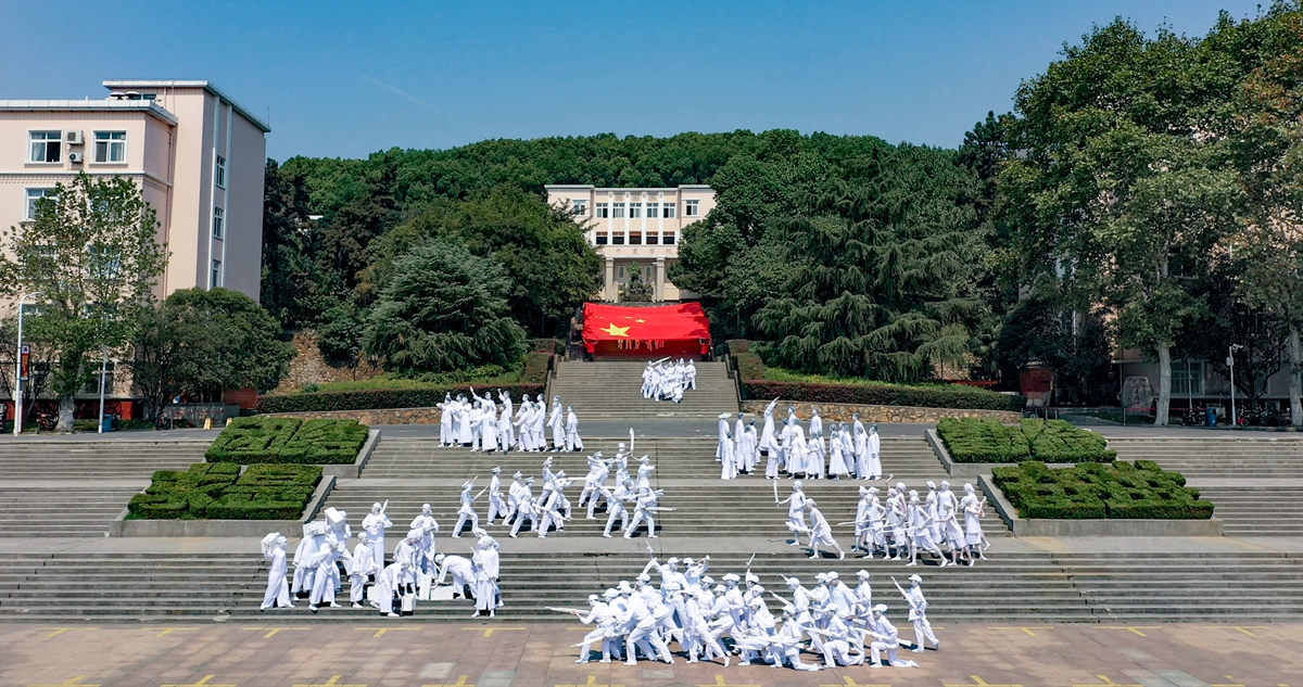 原创大型广场音乐舞蹈人体雕塑《红旗颂》表演现场 【通讯员 王梓安 摄】