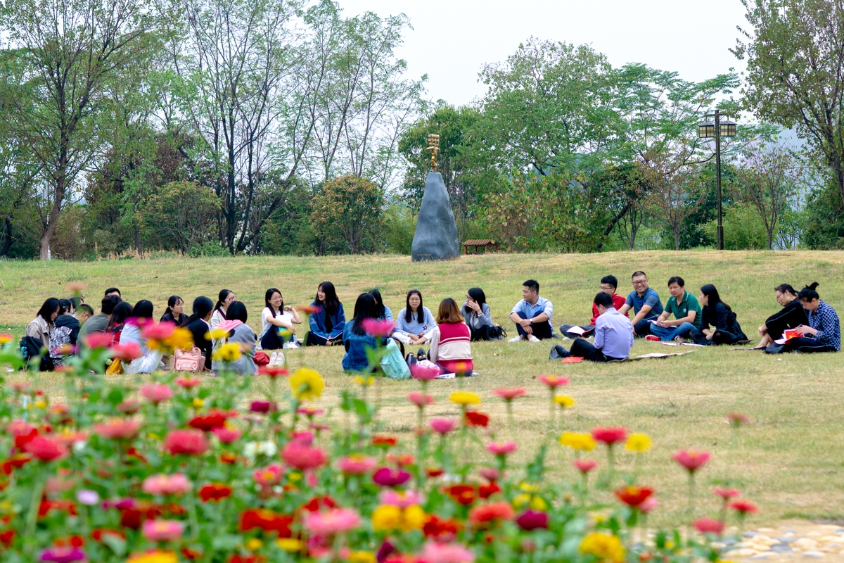 4 文法学院师生共聚二十四节气广场开展主题教育学习【学通社记者 刘博文 摄】