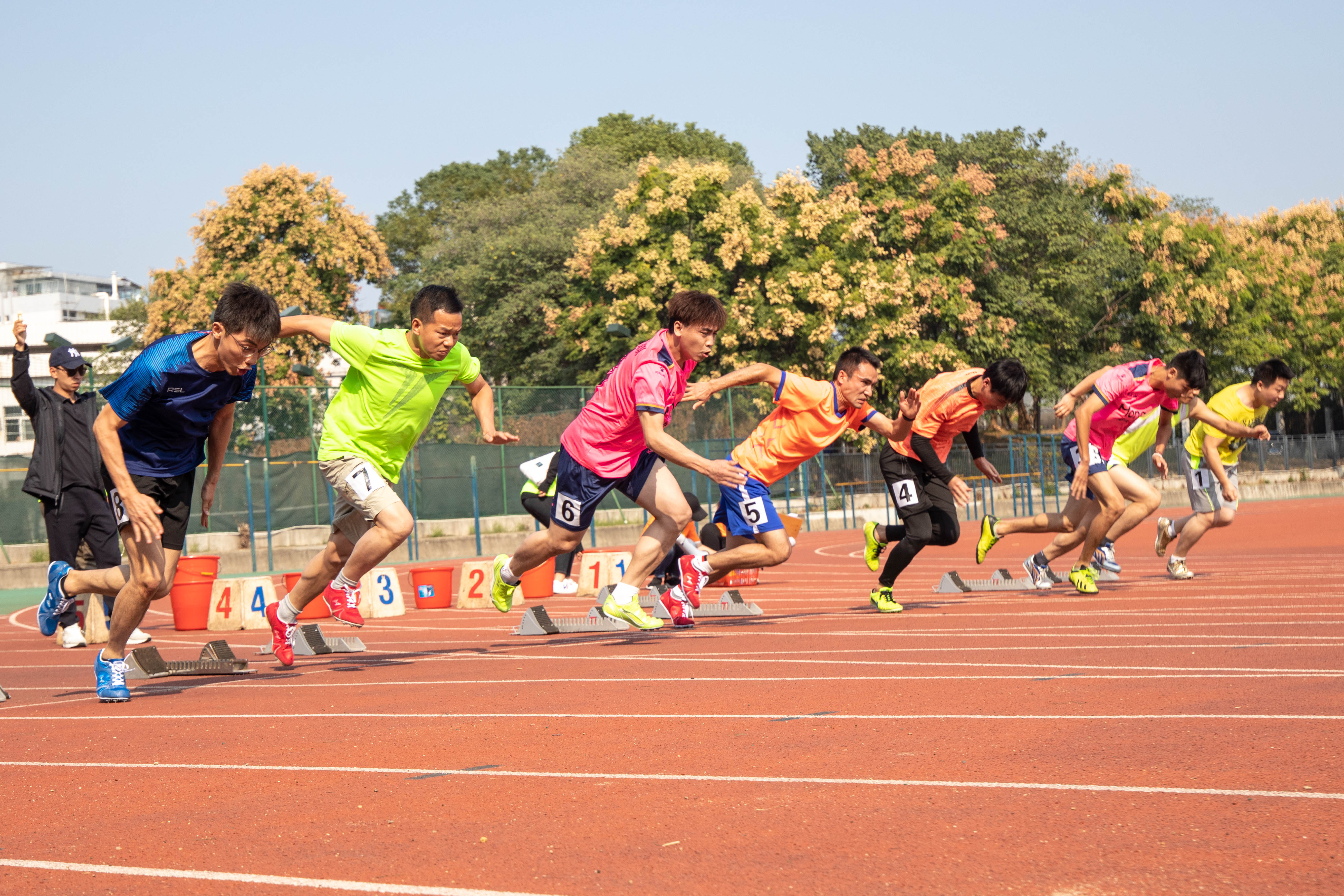 学生男子100米决赛运动员冲出起跑线（学通社记者 沈雨霏 摄）