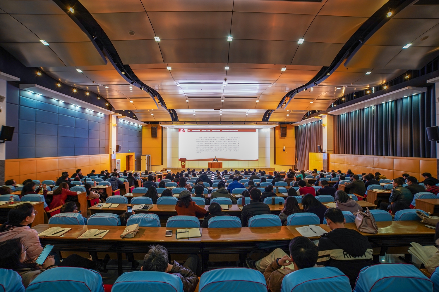 学习贯彻党的十九届四中全会精神专题报告会现场 【学通社记者 孙泊远 摄】