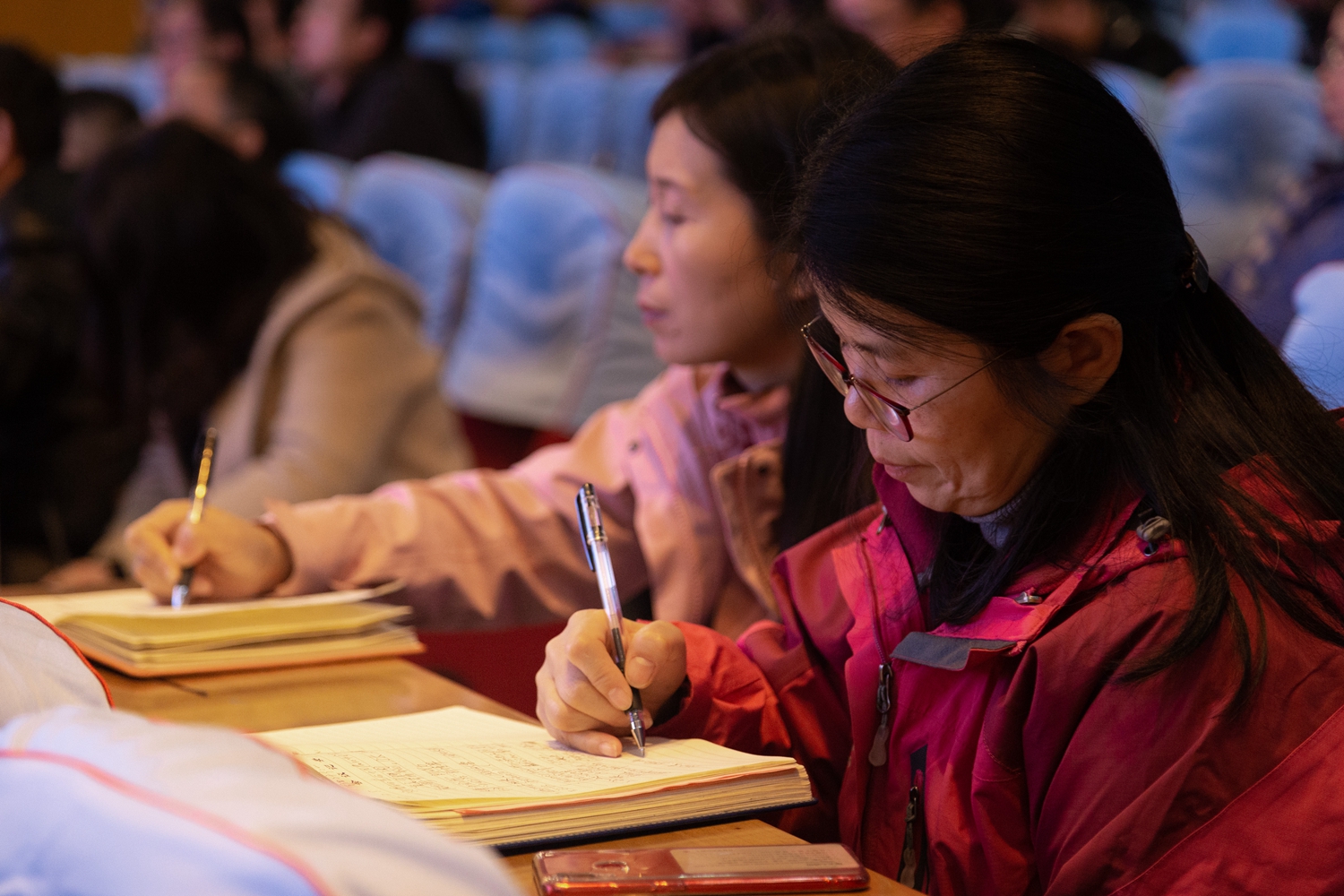 观众认真记录学习【学通社记者王宇飞摄】