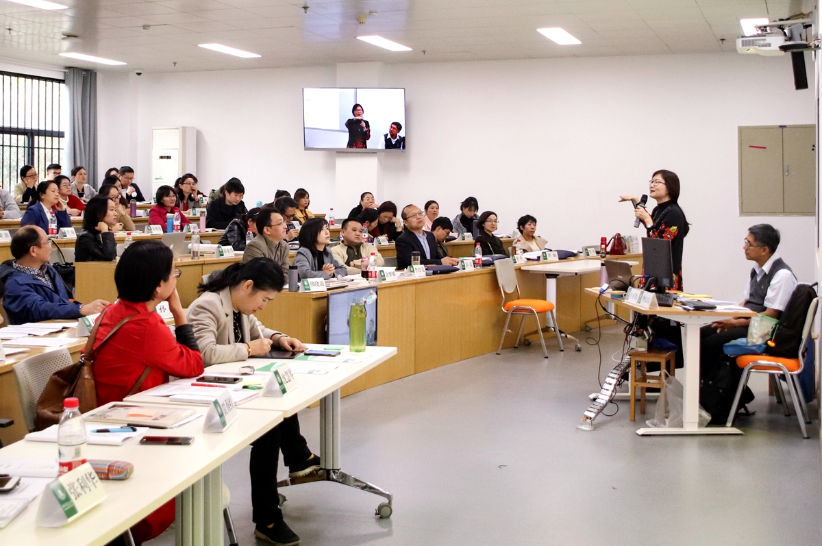 11月16日上午，台湾大学李纹霞老师正在讲授OBE。【学通社记者 周丹丹 摄】