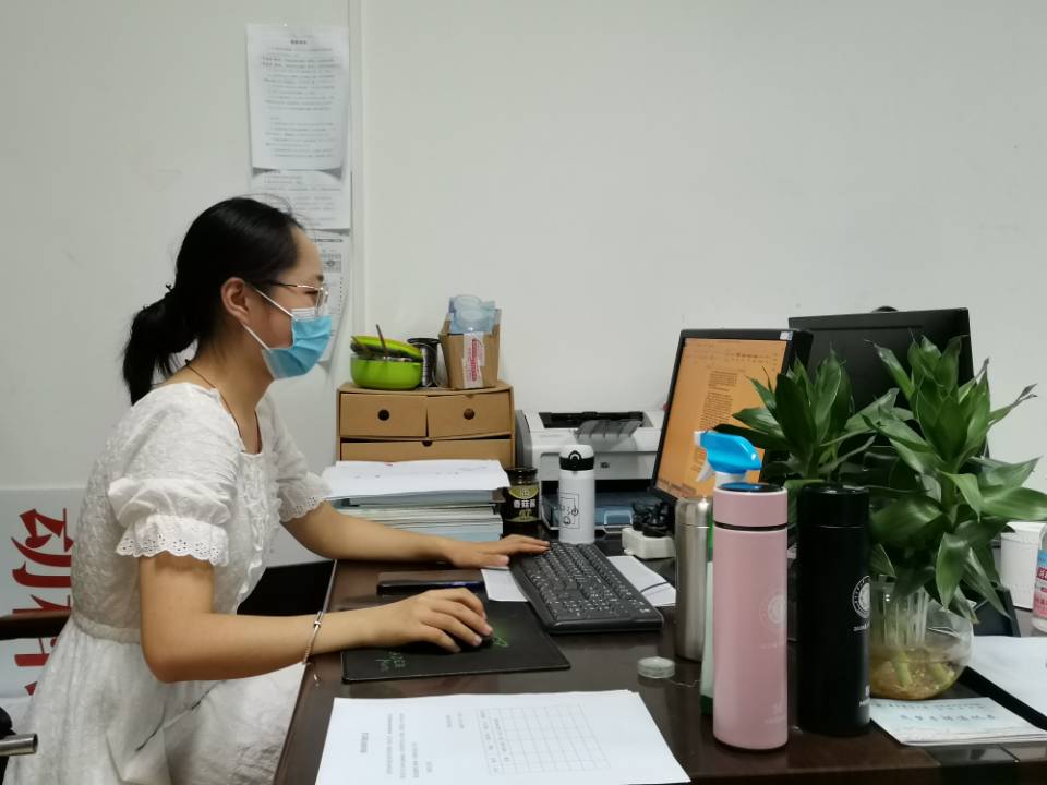 于颖惠在动科动医学院办公室协助辅导员处理文件（常帅 供图）