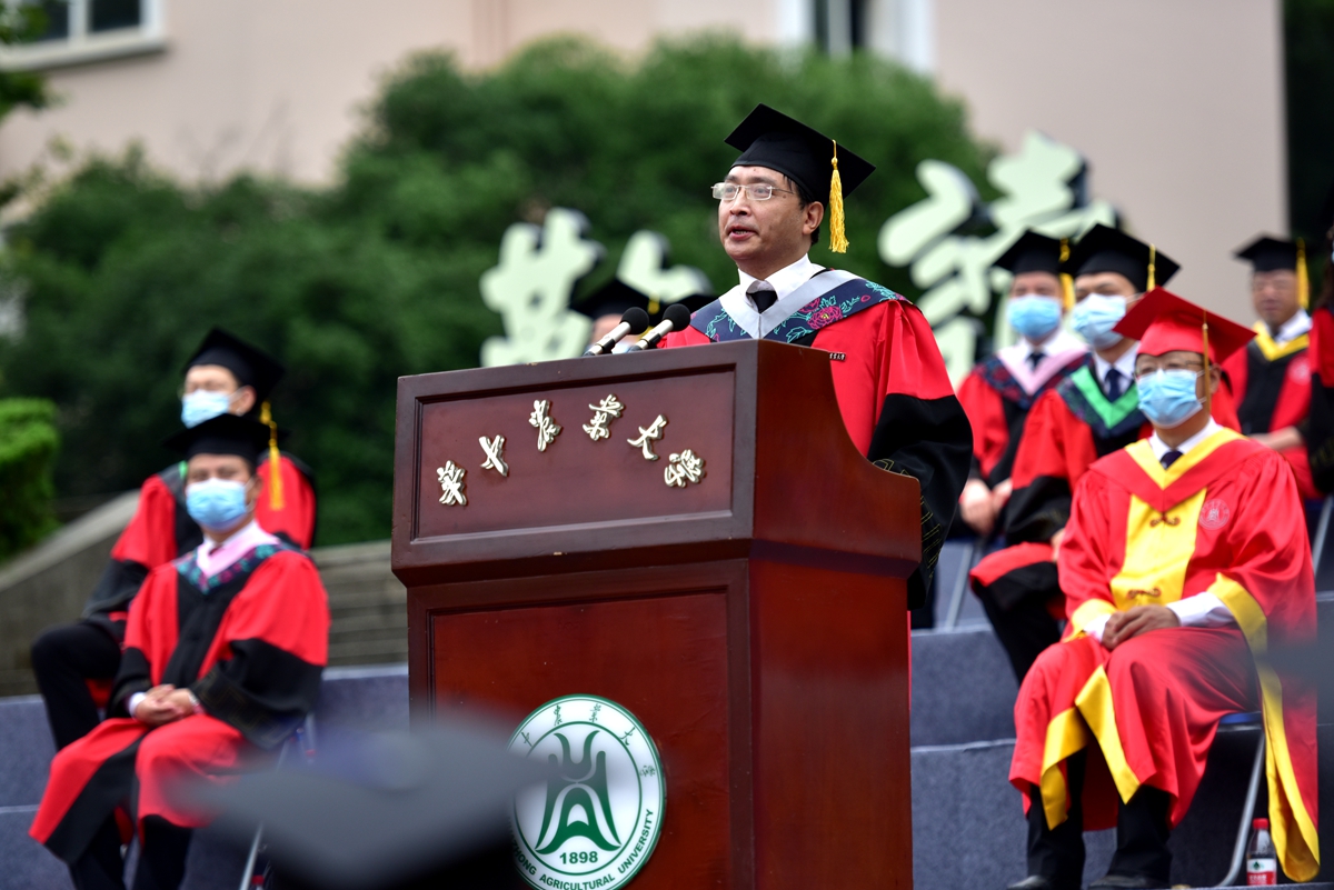 5 生命科学技术学院院长熊立仲博士毕业鼓励（记者 刘涛 摄）