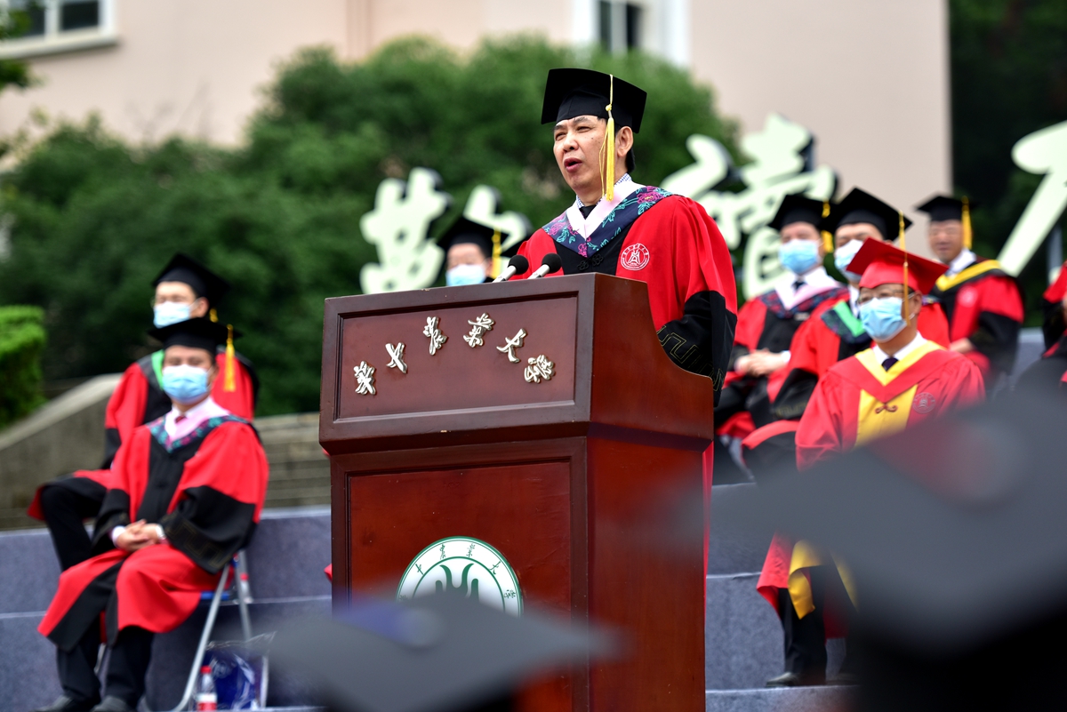 15 公共管理学院院长张安录博士寄语毕业生（记者 刘涛 摄）